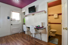 Lodge 4 - Downtown location. Studio with shared hot tub. Minutes to Arches N.P.